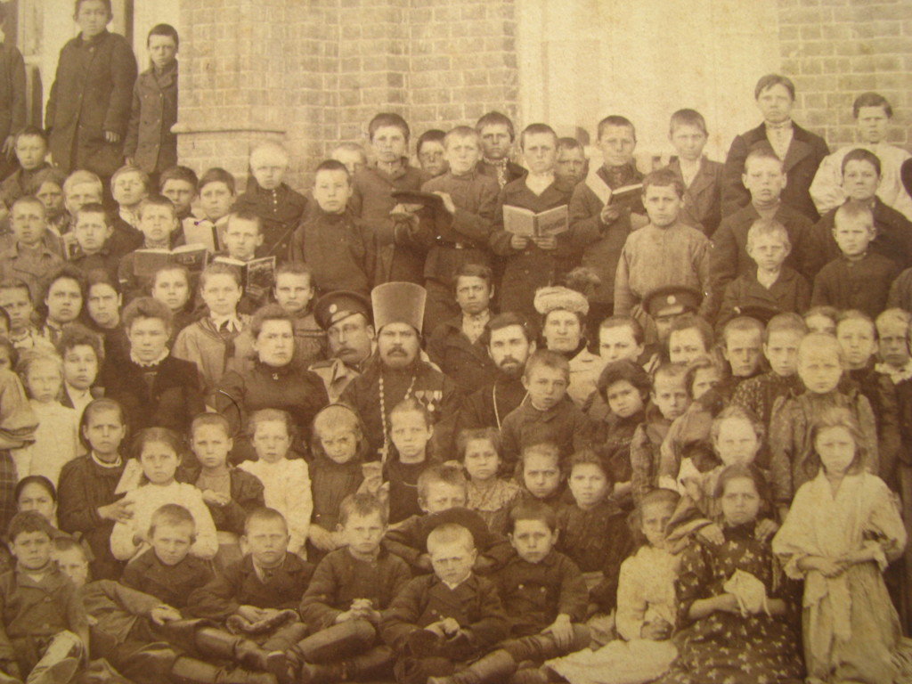 Прот. Павел Мичурин с учениками НИкольской школы 1900