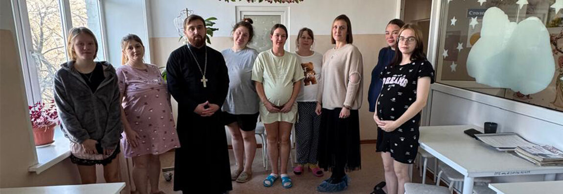 26 ноября отец Михаил, матушка Наталья и социальный работник храма Ирина посетили городской роддом г. Уссурийска